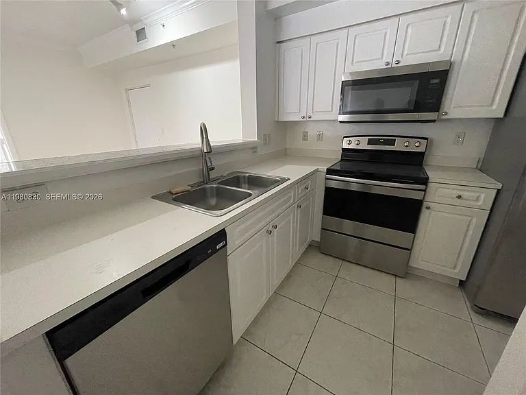 6821 SW 44th St #301 — Photo 6