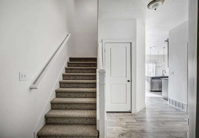 803 N Hilltop Dr — Photo 2