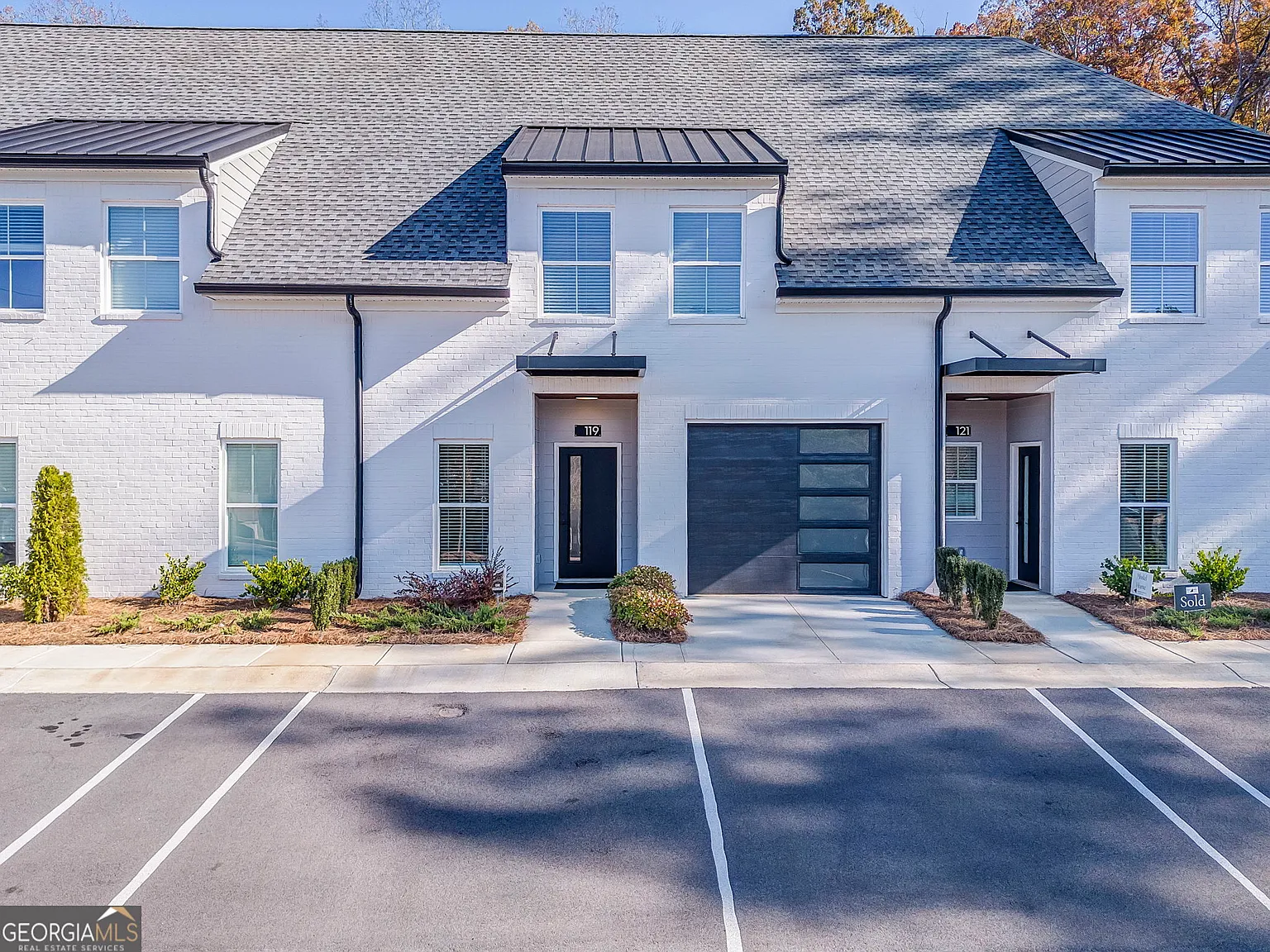 4 bed, 3.0 bath, 1911 sqft, $2,200 — Photo 2