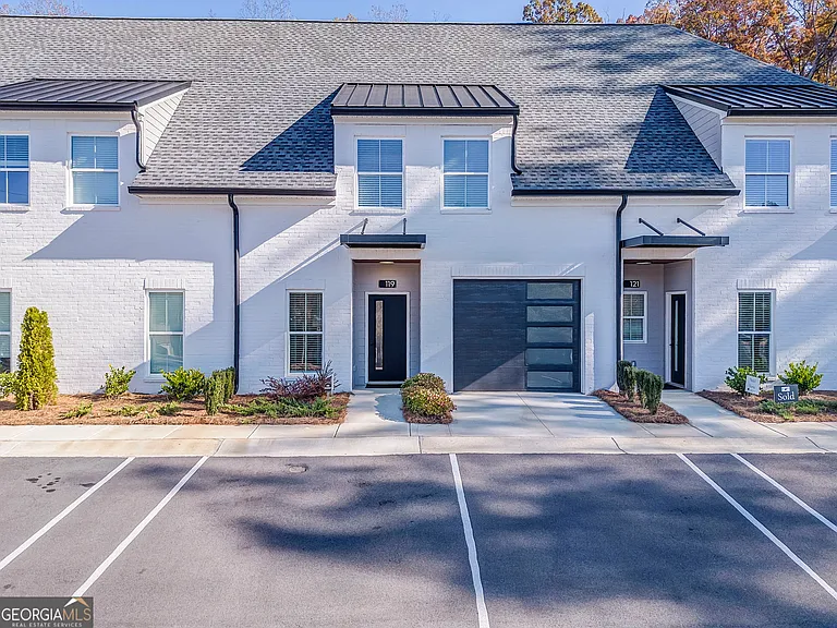 93 Chateau Dr — Photo 2