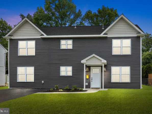 12 Goldenridge Dr, Levittown, PA 19057