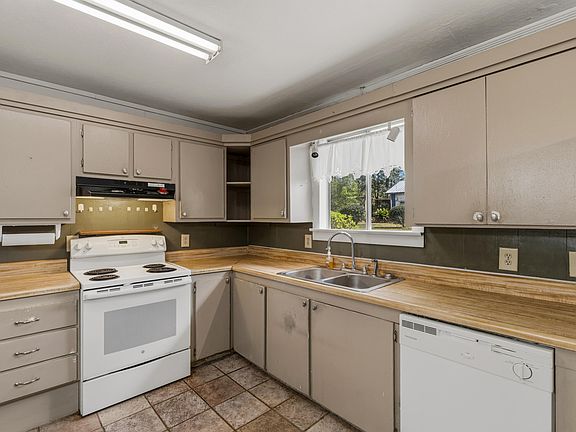 4th image of 126 Meadow Park Ln