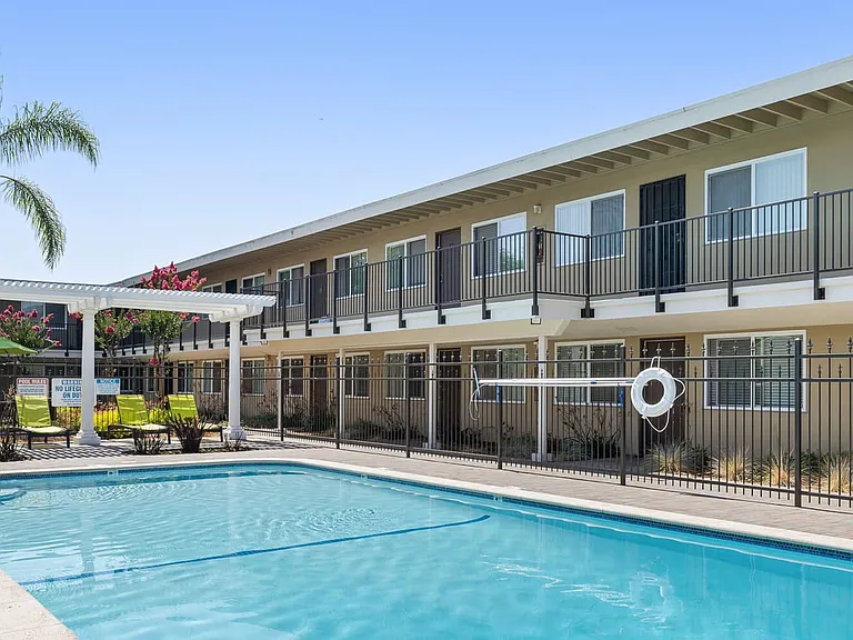 Coral Gardens Apartments — Photo 12