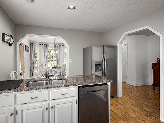 5th image of 228 Heather Ln
