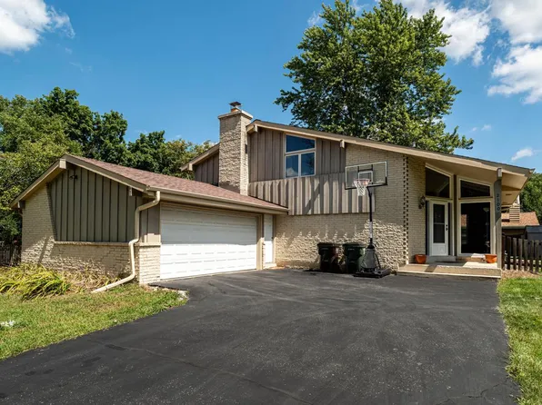 2100 S Woodshire DRIVE, New Berlin, WI 53151
