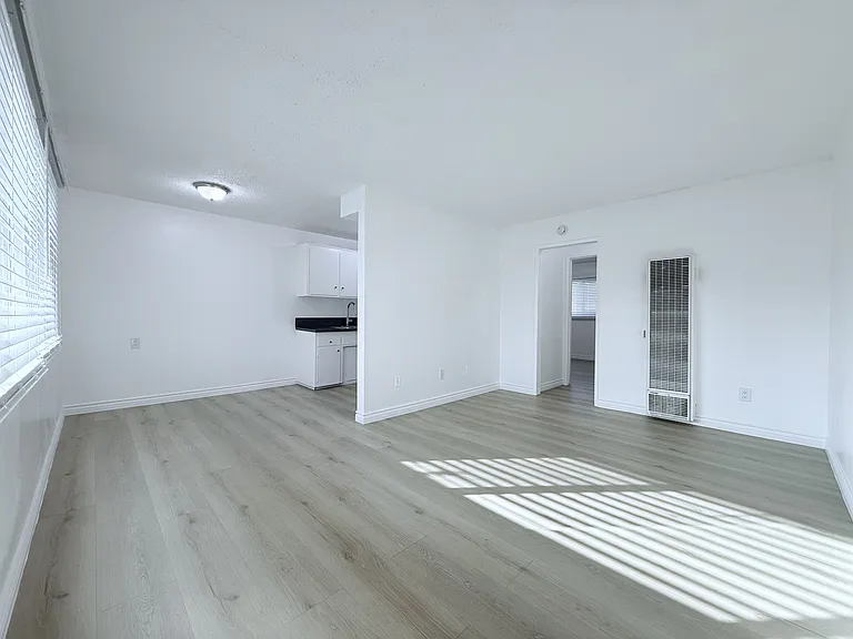1139 Gardenia Ave #10 — Photo 1
