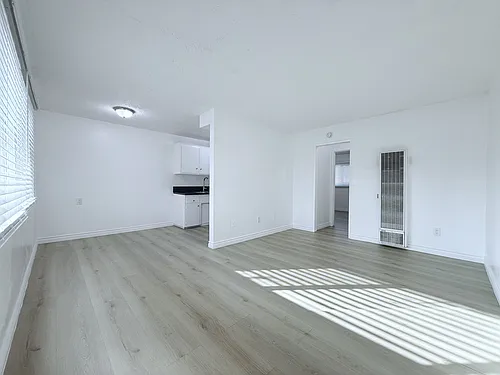 1139 Gardenia Ave #10 Photo 1