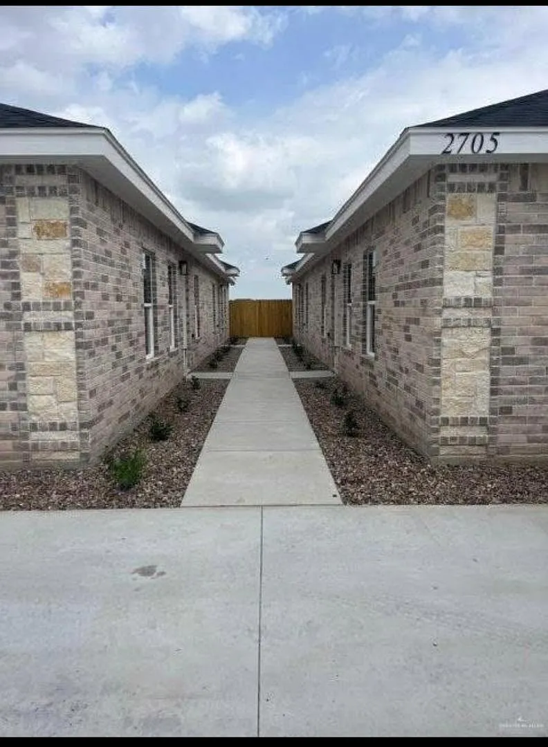 2705 E Israel Ave - 4 — Photo 2
