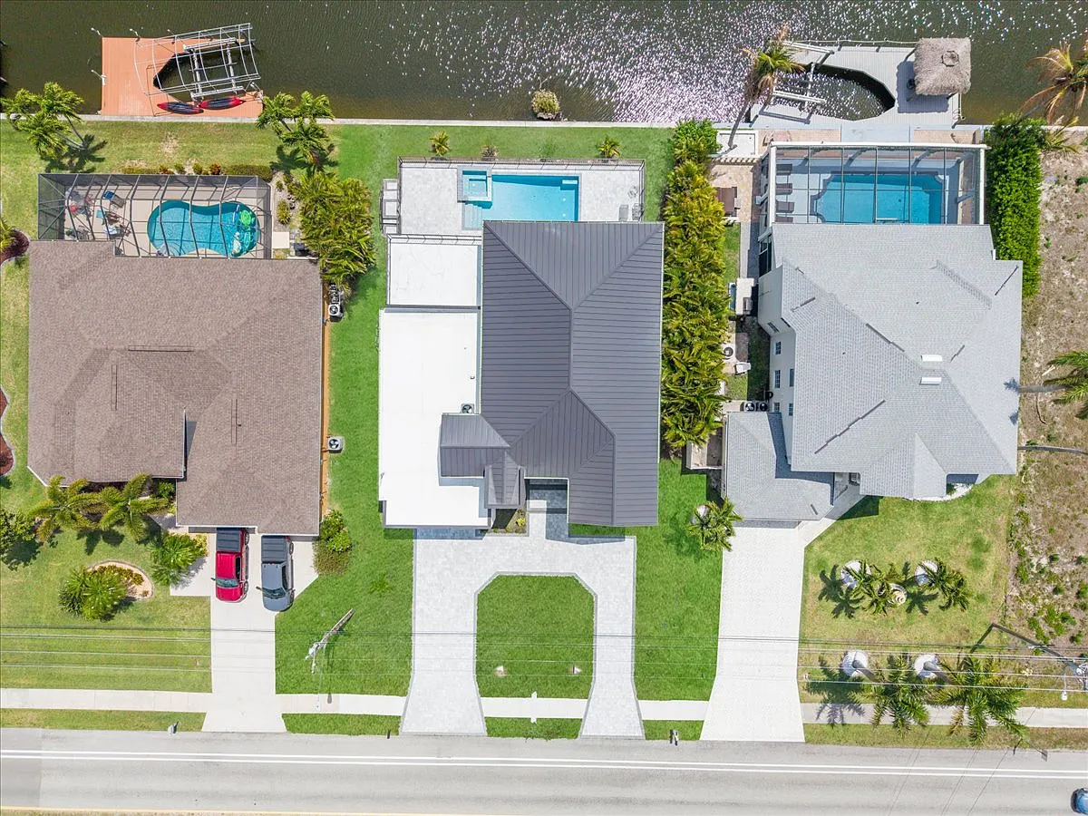 4 bed, 5772 sqft, $7,472 — Photo 4