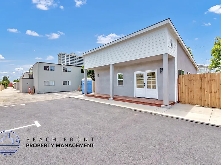 1931 Pomona Ave — Photo 1