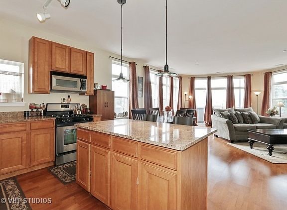 3rd image of 2143 W Wellington Ave Unit 301
