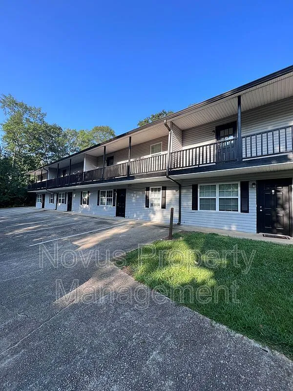 2 bed, 1.0 bath, 900 sqft, $1,050 — Photo 1