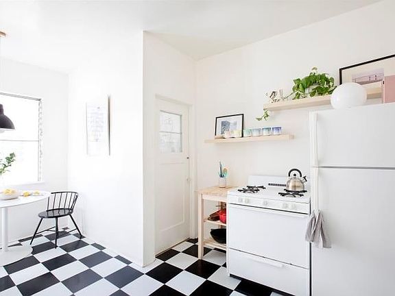 4th image of 349 1/2 N Genesee Ave #4