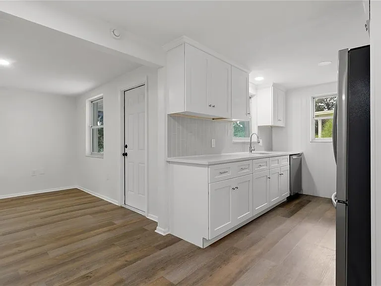 5165 Greenwood St — Photo 16