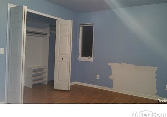 5th image of 935 Laird Ave