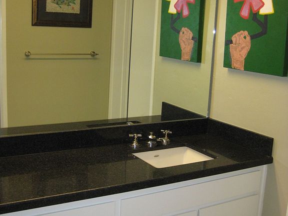 Vanity - Silestone w/undermount sink