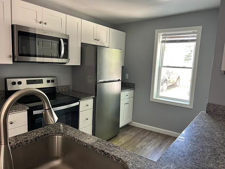 121 Tell St #1R — Photo 6