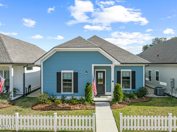 511 Dunbar Ct, Bay Saint Louis, MS 39520