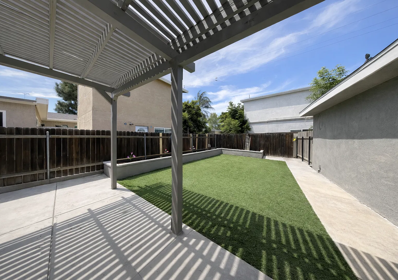 Private Turfed Yard! Large 5 Bed / 3 Bath House on Dorothy — Photo 3