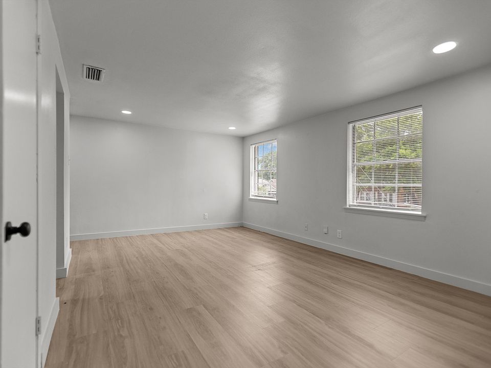 1st image of 515 W Houston St