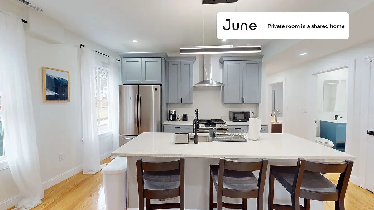 Full bedroom in 4 bed/2 bath home in Fort Hill #990 D — Photo 3