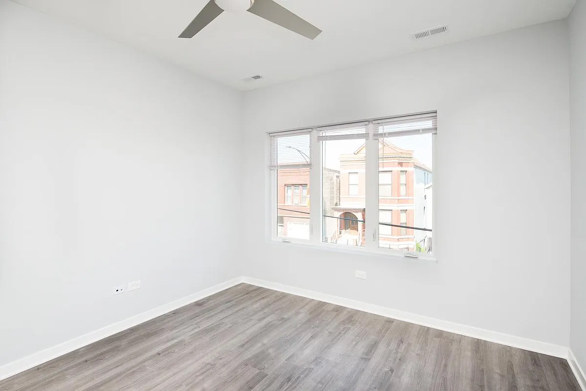 Building Photo - 1813 W Cermak Rd #3
