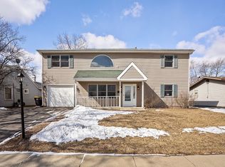 704 Parkside Cir, Streamwood, IL 60107