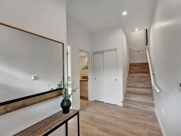 137 Keith Rd E — Photo 18