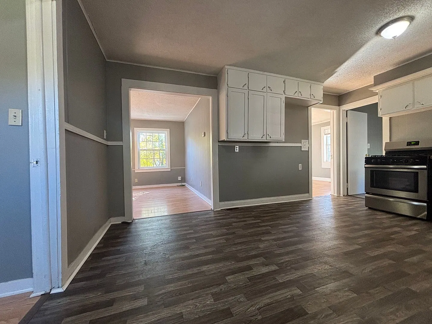 Cute 2 bedroom 1 bath Available Now! — Photo 4