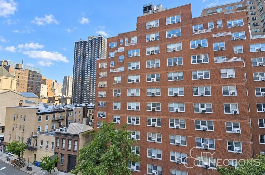 245 East 35th Street — Photo 1