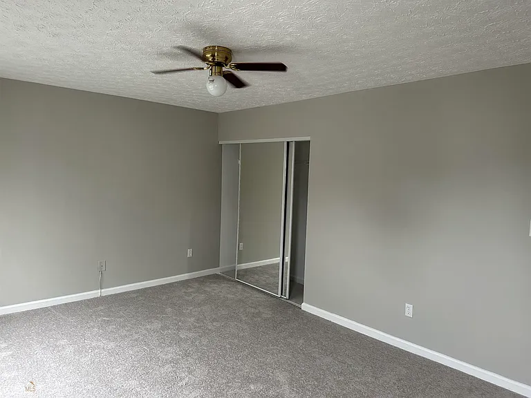 1133 Hawthorn Ln — Photo 6