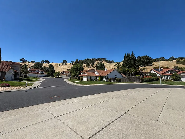 742 Rambleton Dr — Photo 3