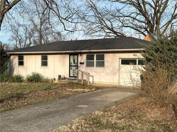 911 1st St, Edgerton, KS 66021