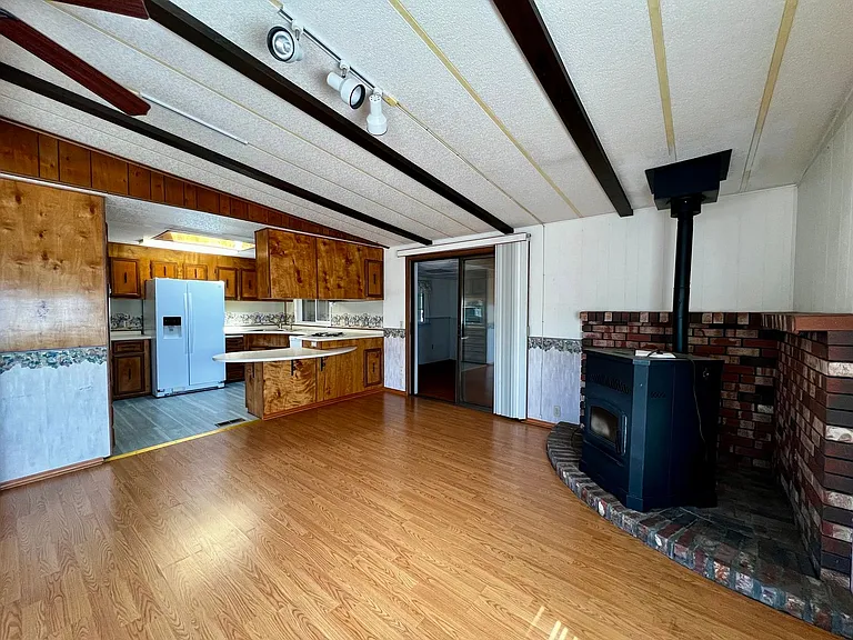 1402 Hickory Rd — Photo 3