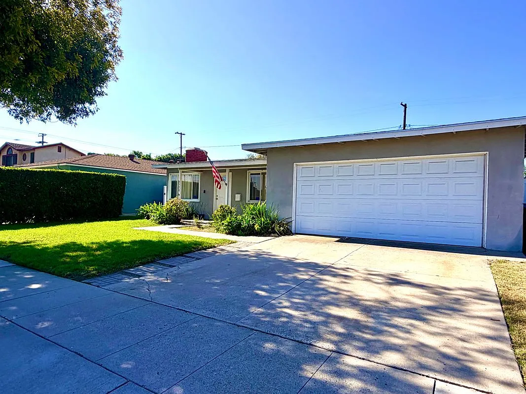4 bed, 2.0 bath, 1274 sqft, $4,700 — Photo 2