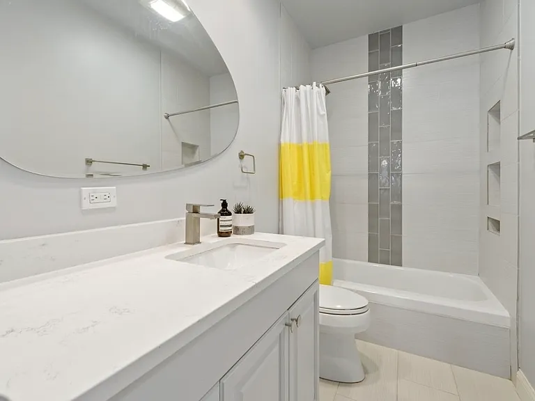 550 W Surf St #506 — Photo 8