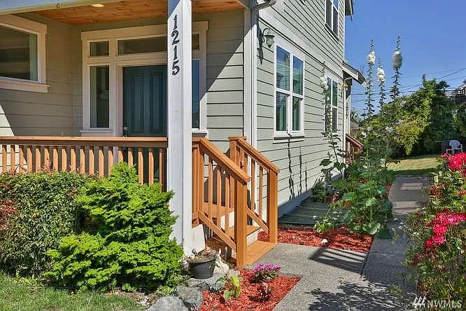 1215 24th St — Photo 2