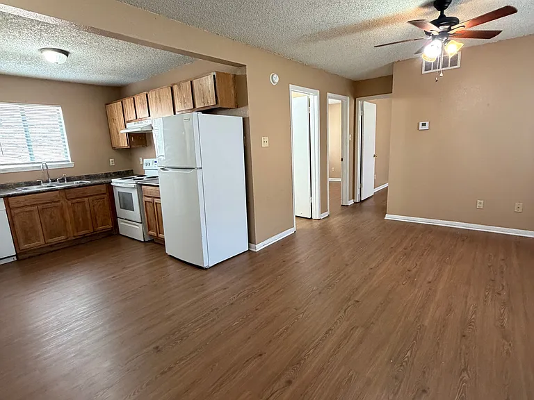 2000 Longmire Ct #12 — Photo 3