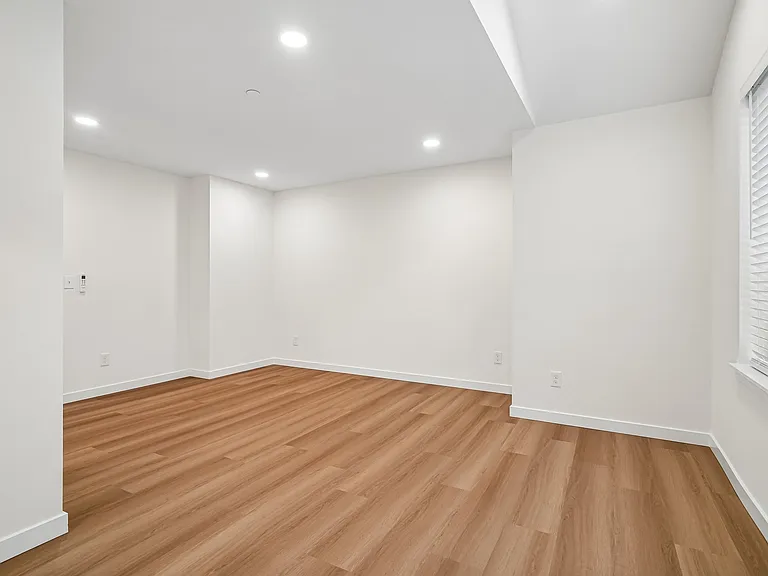 950 Maple Ave #D — Photo 17