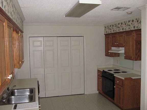 5th image of 124 Mall Cir APT A