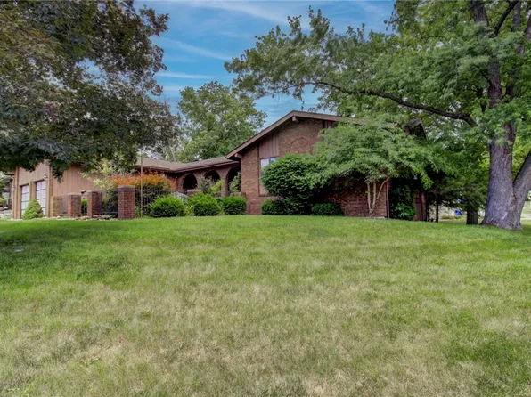 2404 N Longwood Dr, Decatur, IL 62526