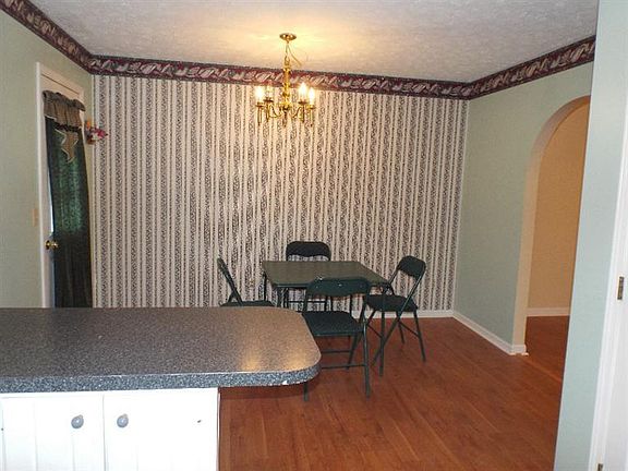 5th image of 1003 Silver Creek Dr