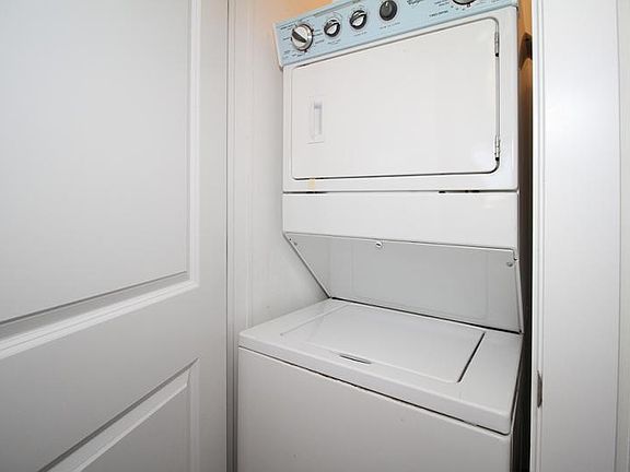 4th image of 3043 N Sheffield Ave
