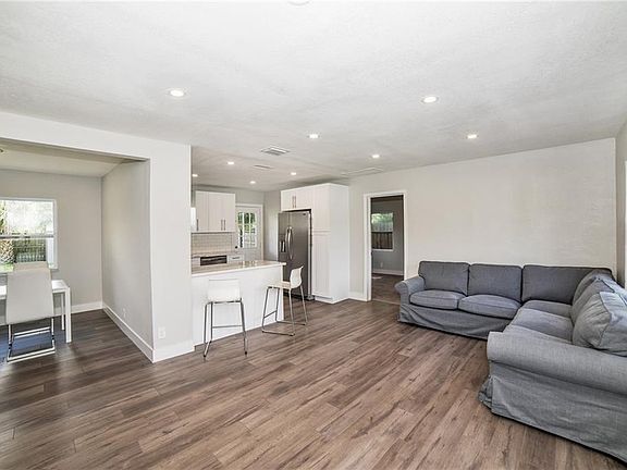 3rd image of 601 39th Ave NE