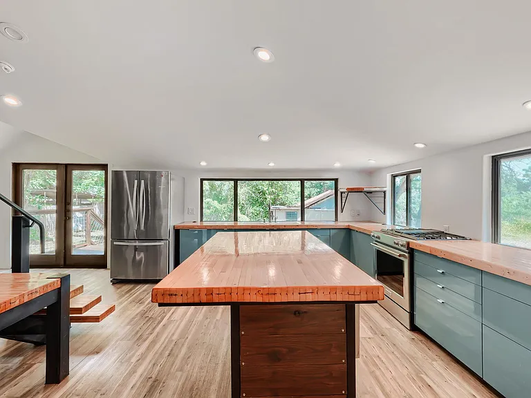 1321 W San Antonio St — Photo 5