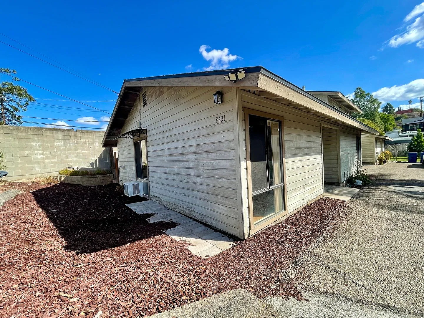 2 Bedroom 2 Bathroom with Garage in Lakeside! — Photo 3