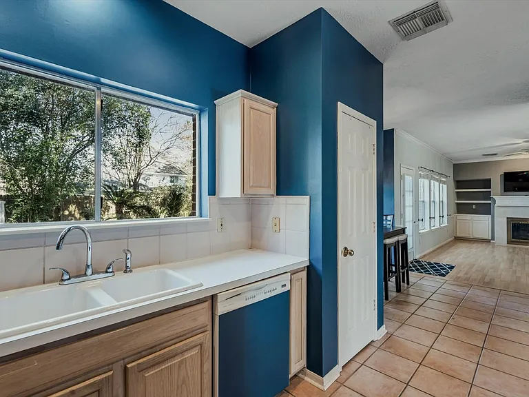 2630 Lakeway Dr — Photo 10