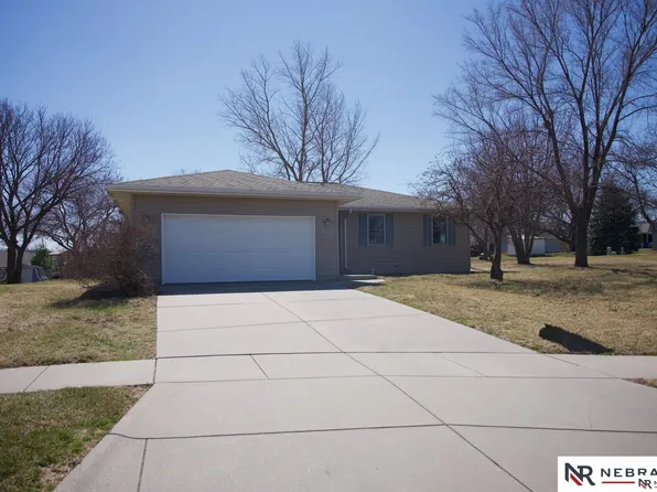 625 Arbor Cir, Bennet, NE 68317