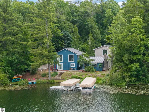 2847 Crescent Shores Dr, Traverse City, MI 49685