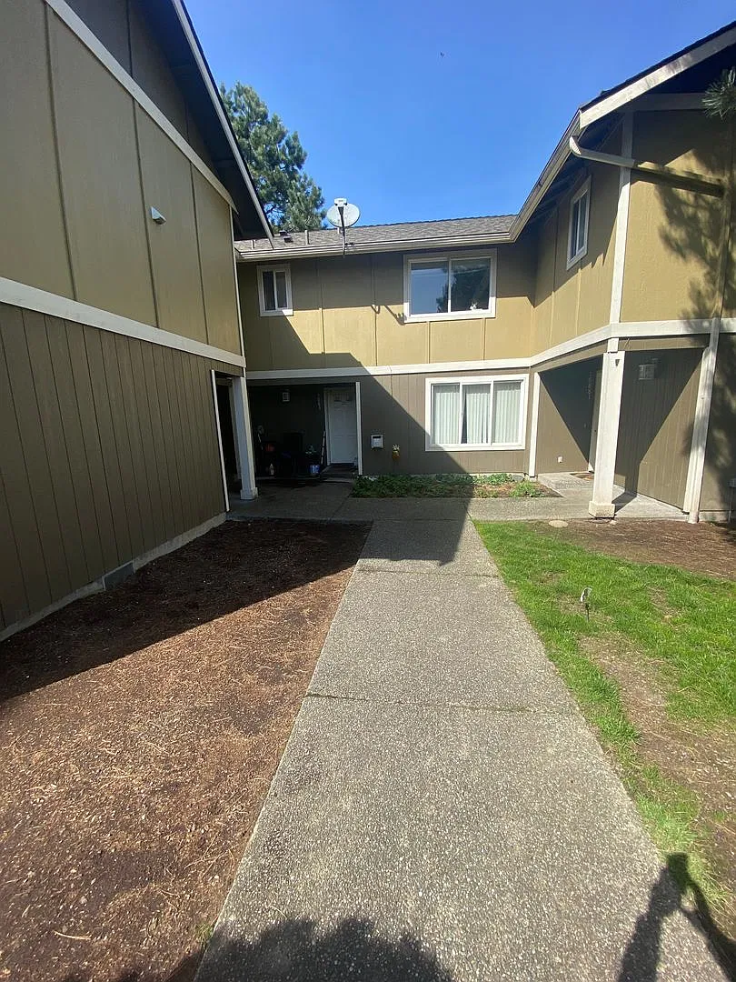 Renovated 2-Bedroom Townhome with Mountain Views in Monroe — Photo 3